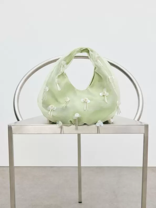 Fabric Bag With Floral Applications offre à 69,99€ sur Parfois