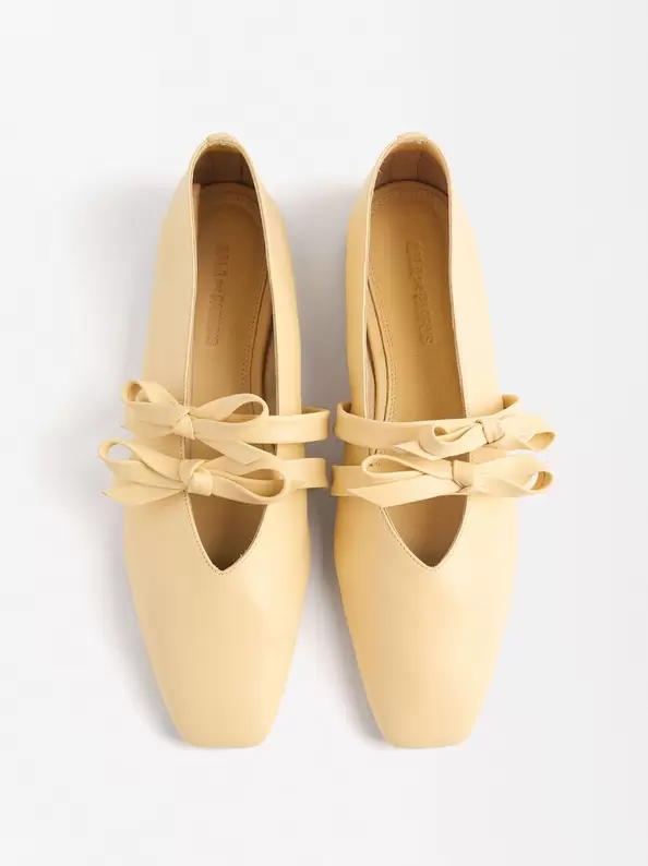 Leather Ballet Flats With Bows offre à 59,99€ sur Parfois