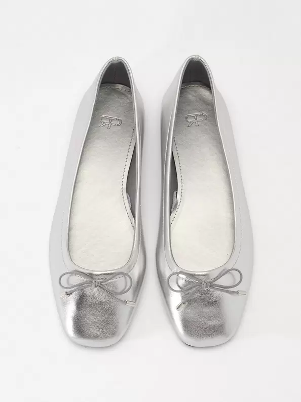 Metallic Ballet Flats With Bow offre à 9,99€ sur Parfois