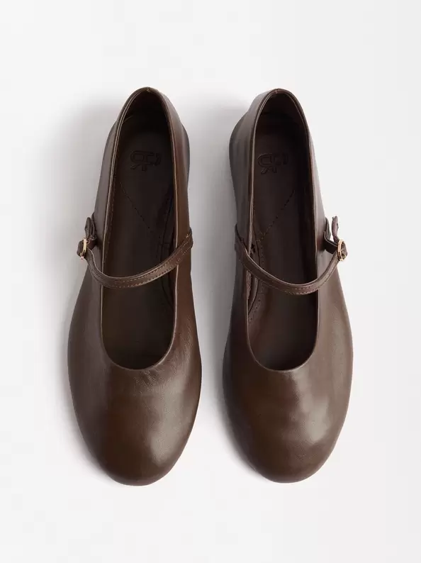 Leather ballet flats with strap and buckle offre à 49,99€ sur Parfois
