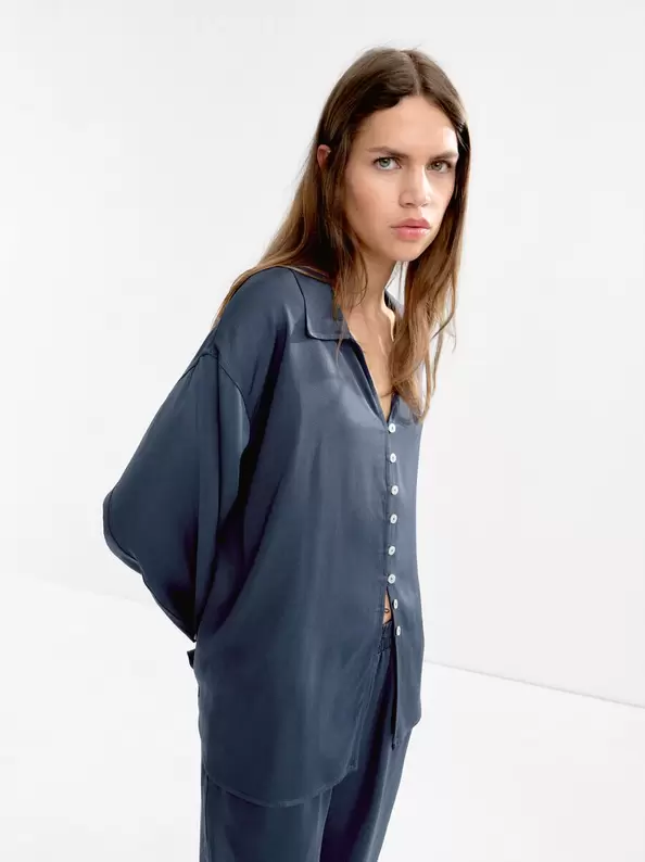 Flowing long-sleeve shirt offre à 55,99€ sur Parfois