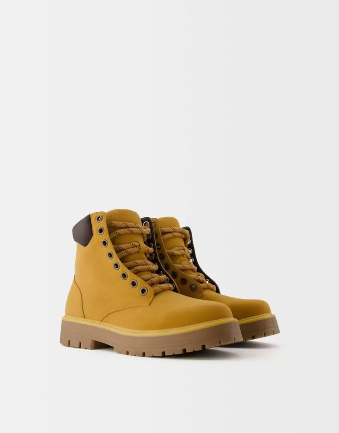 Chaussures de randonnée à lacets offre à 59,99€ sur Bershka