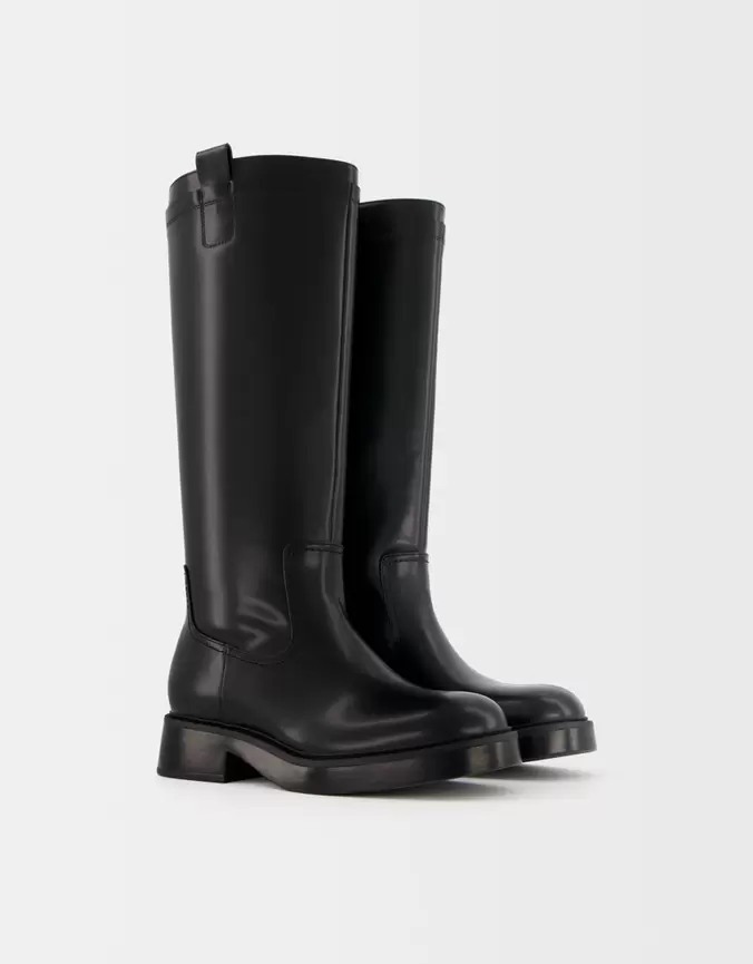 Bottes plates tige haute offre à 59,99€ sur Bershka