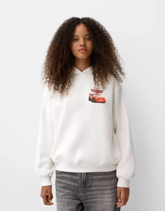 Sweat Cars capuche offre à 35,99€ sur Bershka