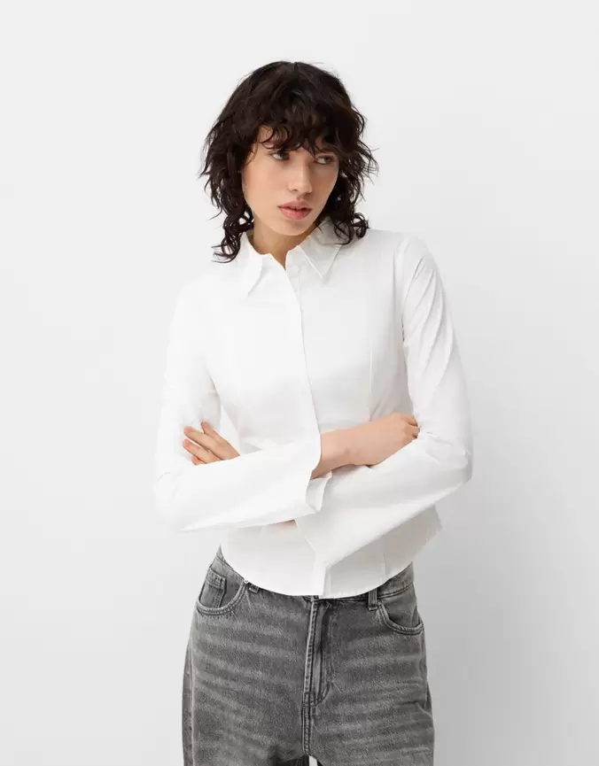 Chemise cintrée manches larges offre à 19,99€ sur Bershka