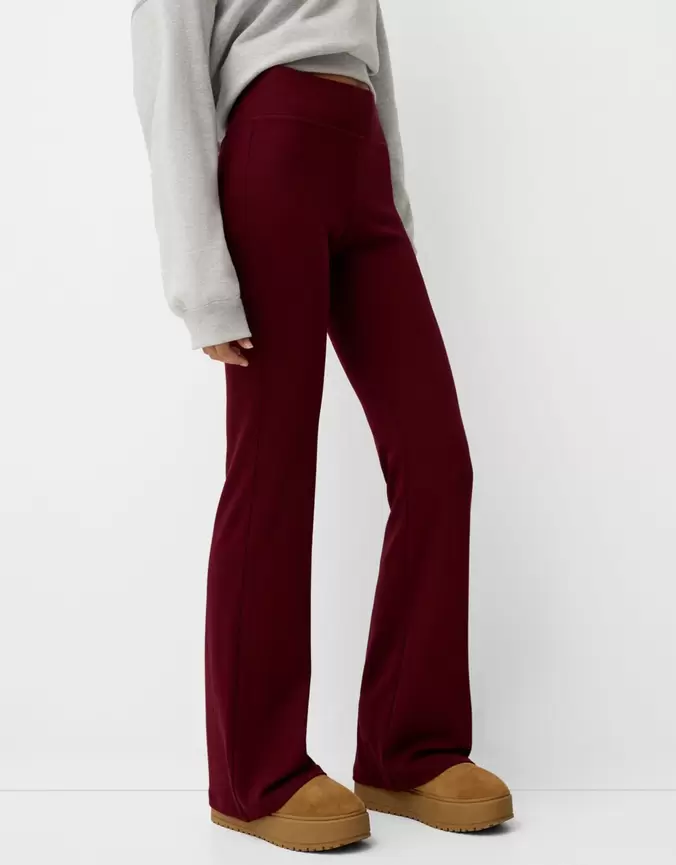 Pantalon flare maille côtelée offre à 19,99€ sur Bershka