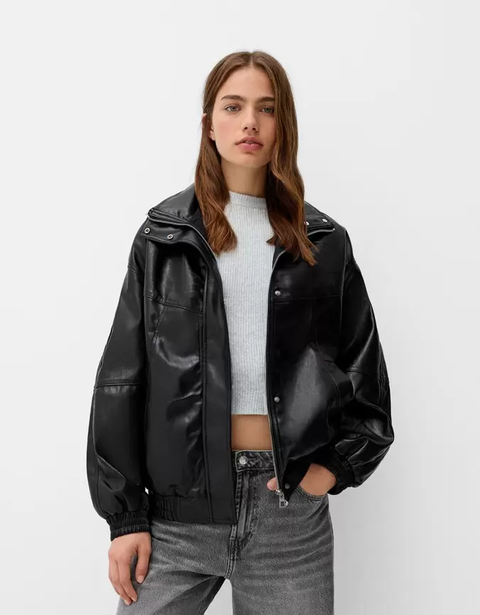 Blouson oversize en similicuir offre à 45,99€ sur Bershka