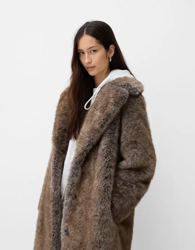 Manteau long fausse fourrure offre à 119€ sur Bershka