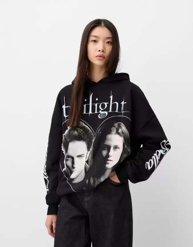 Sweat Twilight capuche oversize offre à 49,99€ sur Bershka