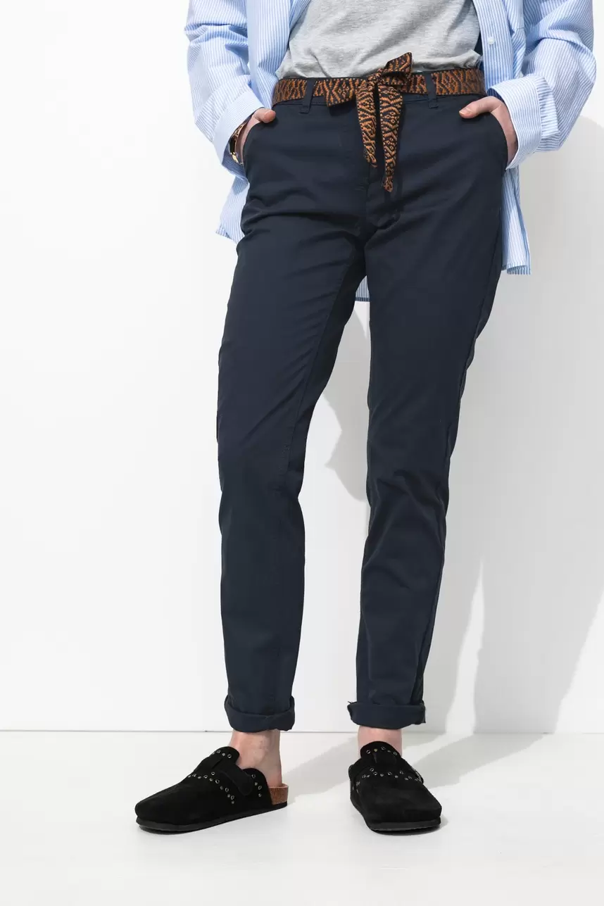 Pantalon chino ceinturé Femme offre à 29,99€ sur Promod