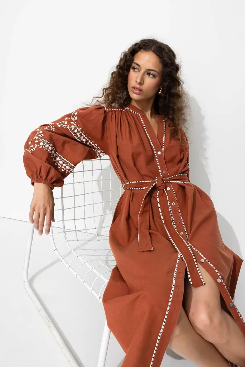 Robe-chemise brodée Femme offre à 69,99€ sur Promod