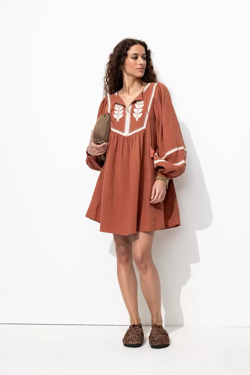 Robe folk brodée Femme offre à 45,99€ sur Promod