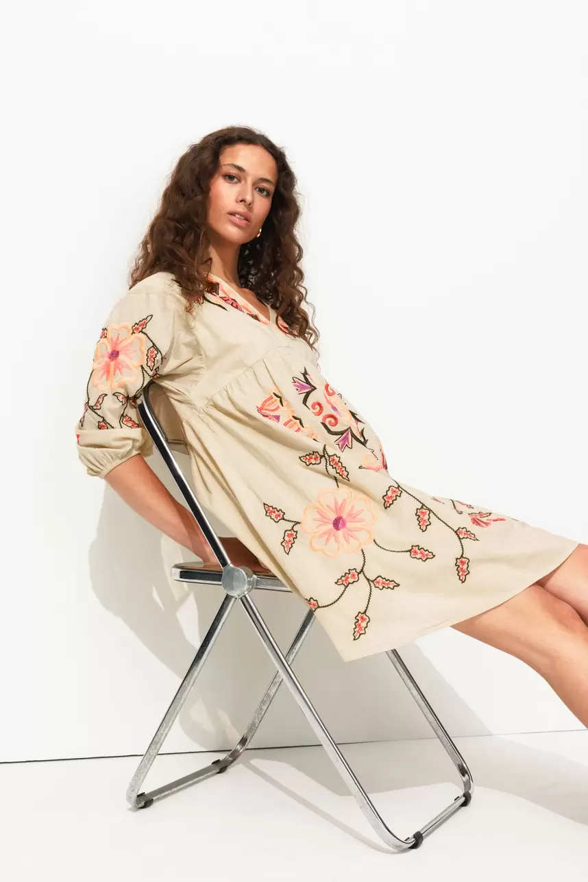 Robe courte brodée Femme offre à 49,99€ sur Promod