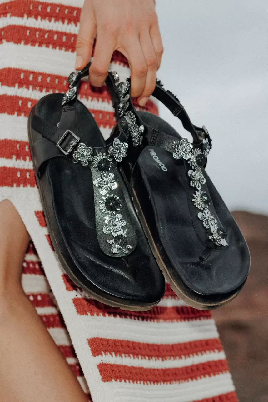 Sandales-tongs bijoux en cuir offre à 59,99€ sur Promod