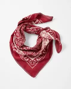 Foulard voile carré imprimé offre à 9€ sur Damart