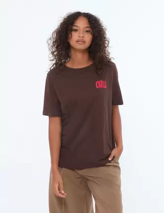 T-shirt à message "Chill" marron foncé offre à 9,99€ sur Jennyfer