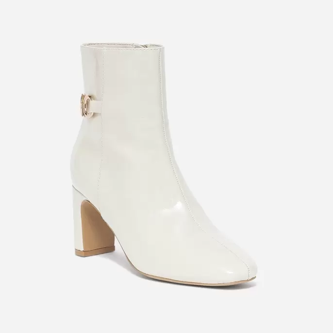 Boots blanc cassé verni avec chaîne-anneaux offre à 55,93€ sur Eram