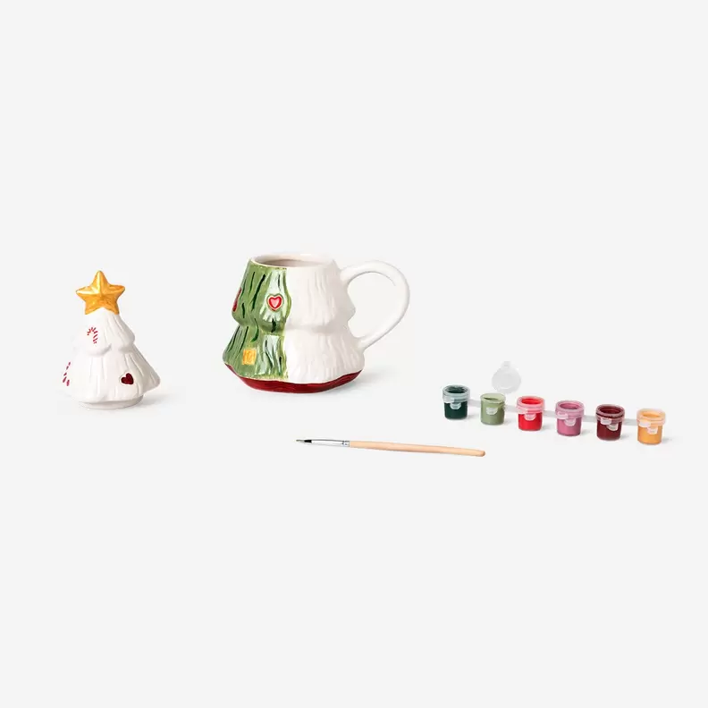 DIY Tasse en forme de sapin de Noël avec peinture offre à 6€ sur Flying Tiger