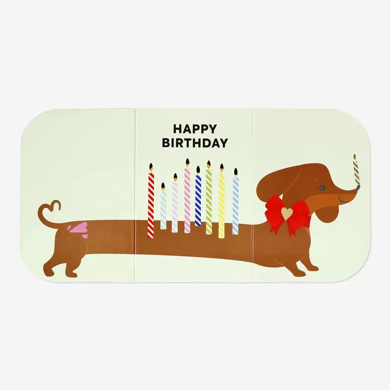 Carte d'anniversaire pliable avec motif de chien-saucisse offre à 1,5€ sur Flying Tiger