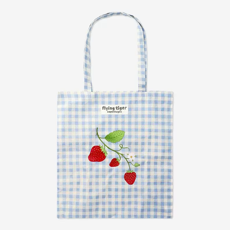 Tote bags avec impression de fraises. offre à 3,5€ sur Flying Tiger