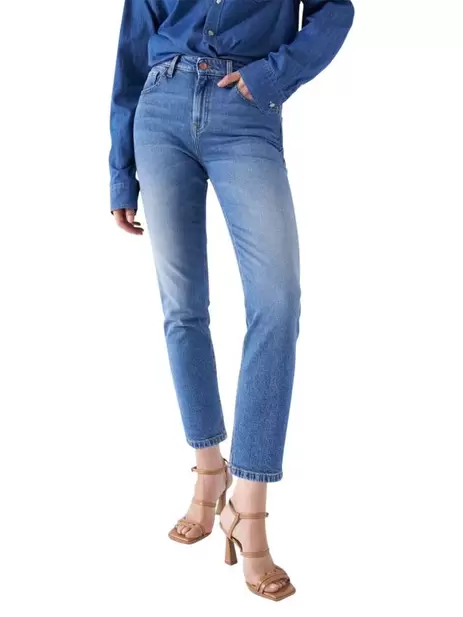 Jean en coton bleu avec une coupe slim une... offre à 89,95€ sur CCV