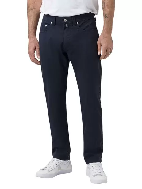 Pantalon marine uni avec une coupe ajustée... offre à 109,99€ sur CCV