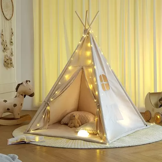 Tipi enfant avec tapis avec guirlandes offre à 35€ sur Nature et Découvertes