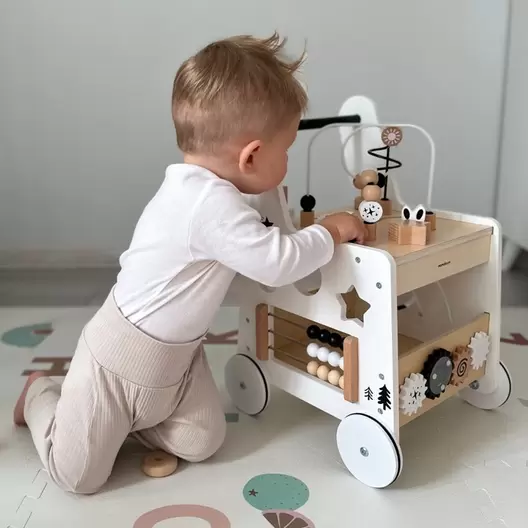 Table d activite & trotteur bebe bois offre à 40€ sur Nature et Découvertes