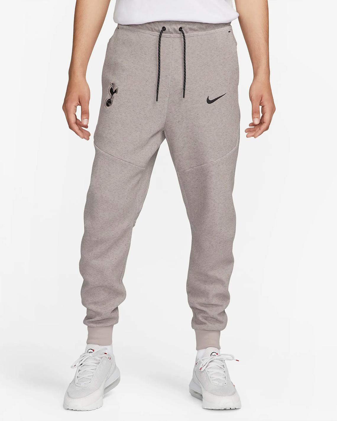 Pantalon Tottenham Hotspur Tech Fleece 2023/2024 - Taupe                          1 couleur offre à 103,92€ sur Footkorner