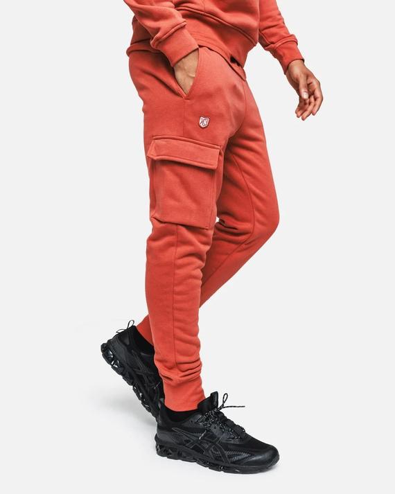 Pantalon Cargo FK - Rouge Corail                          1 couleur offre à 59€ sur Footkorner