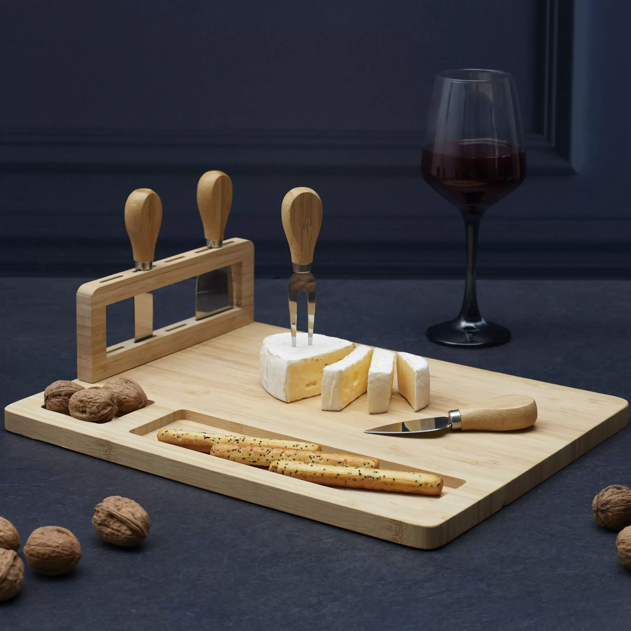 PLANCHE A FROMAGE 4 COUTEAUX BAMBOU offre à 27,99€ sur La chaise longue