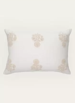 COUSSIN TEXTURÉ AVEC BRODERIE FLORALE TON SUR TON offre à 39,99€ sur Bouchara