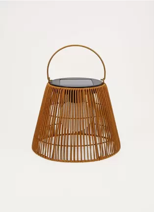 LANTERNE SOLAIRE EN RÉSINE TRESSÉE offre à 49,99€ sur Bouchara