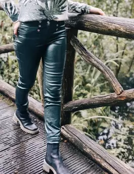 Pantalon ajusté enduit à pont vert foncé femme offre à 59,99€ sur Bréal