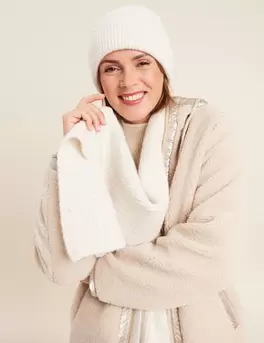 Ensemble écharpe et bonnet ecru femme offre à 29,99€ sur Bréal