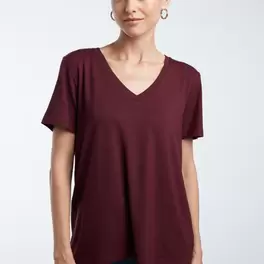 T-shirt with v-neck offre à 5,99€ sur New Yorker