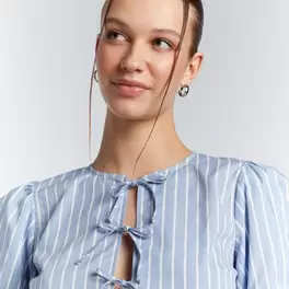 Blouse with puffy sleeves offre à 9,99€ sur New Yorker