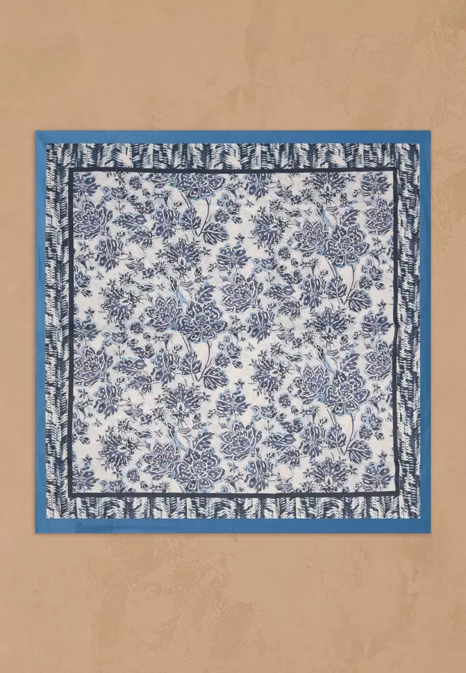 FOULARD CARRÉ - MARINE - GUACOME offre à 69€ sur Un Jour Ailleurs