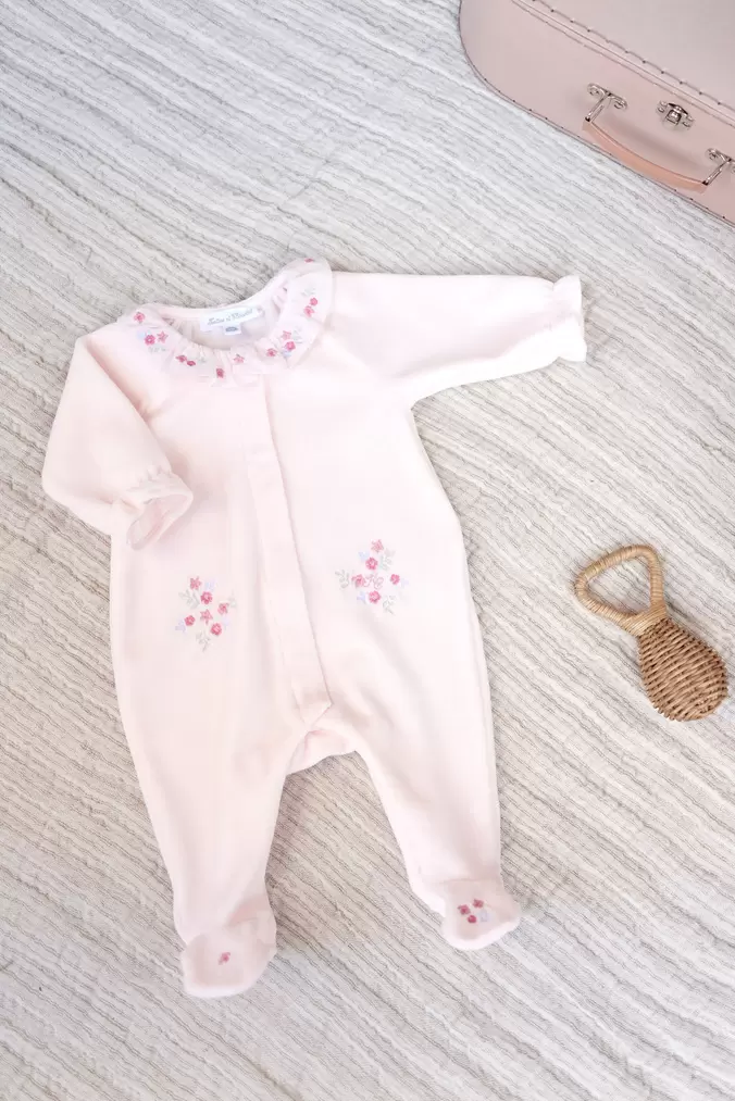 Pyjama Velours rose pâle broderie fleurie offre à 110€ sur Tartine et chocolat