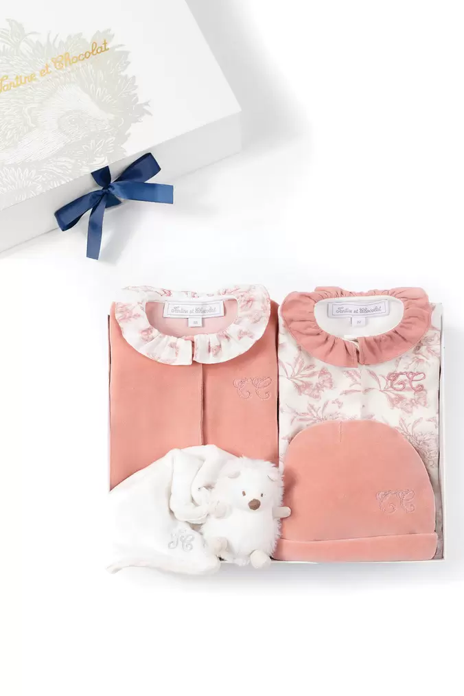 Coffret Naissance Imprimé inspiration Toile de Jouy offre à 237€ sur Tartine et chocolat