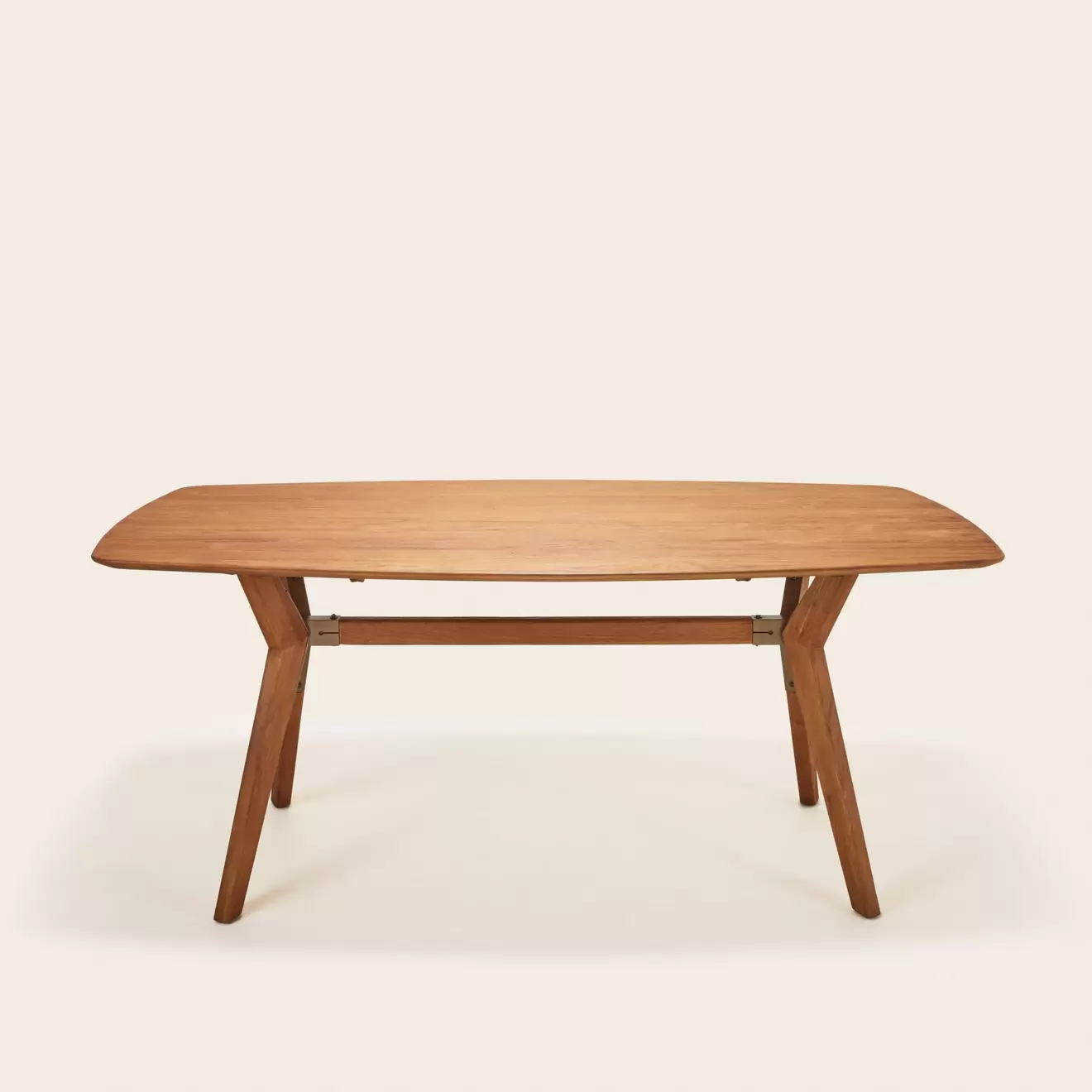 Table à manger Vikie teck recyclé offre à 1299€ sur Madura