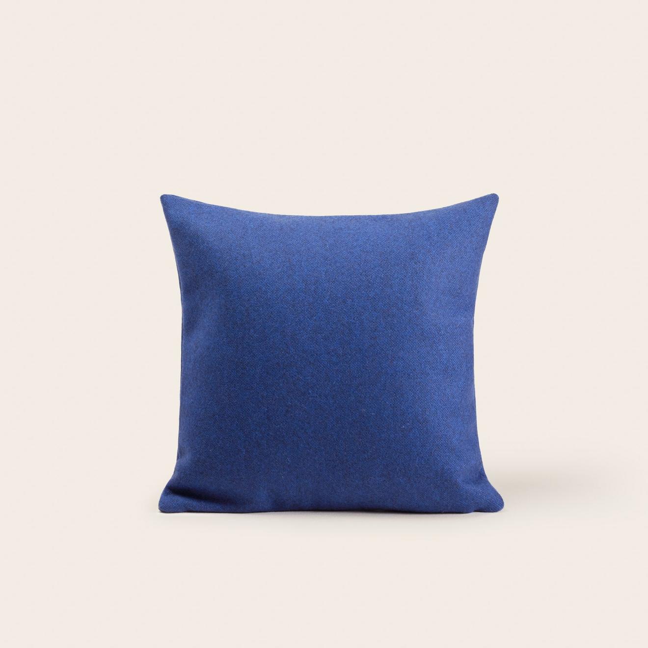 Housse de coussin Marcelo bleu outremer offre à 39€ sur Madura