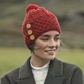 Bonnet Rouge Pompon 3 Boutons Aran Woolen... offre à 25,17€ sur Le Comptoir irlandais