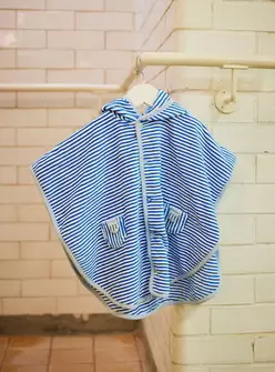 Cape de bain à rayures bleu vif bébé garçon offre à 9€ sur Sergent Major