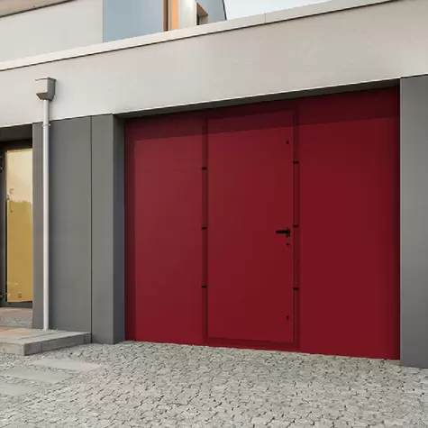 DESTOCKAGE - Porte de garage sectionnelle lisse Portillon intégré MIA- L. 2450 mm x H. 1900 mm - Rouge pourpre offre à 1977,5€ sur Mister Menuiserie