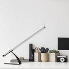 Lampe de bureau LED HELM en plastique et aluminium blanc  Keria offre à 41,99€ sur Keria Luminaires