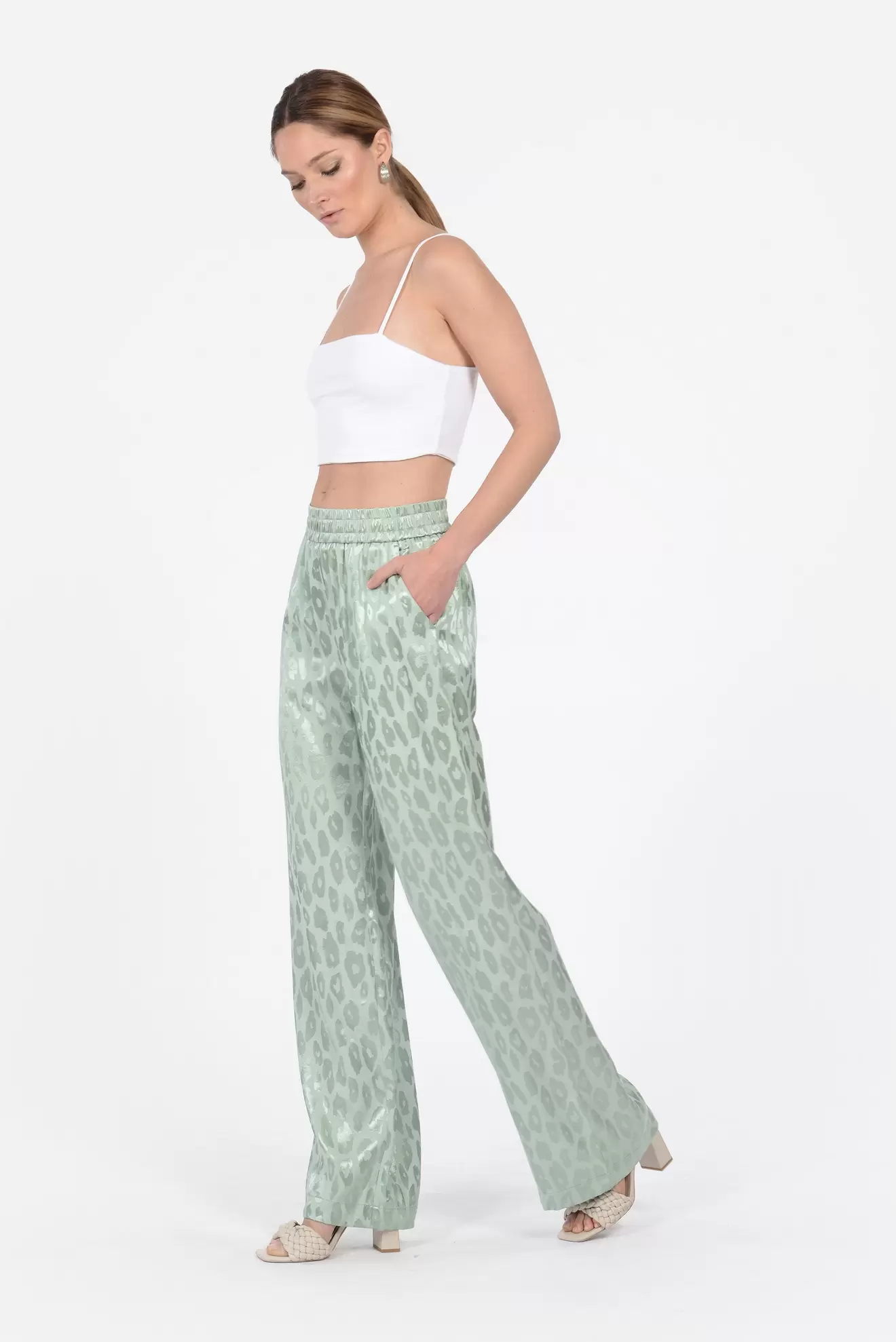 PANTALON JACQUARD SATIN WISSEM CELADON offre à 51€ sur Kookai