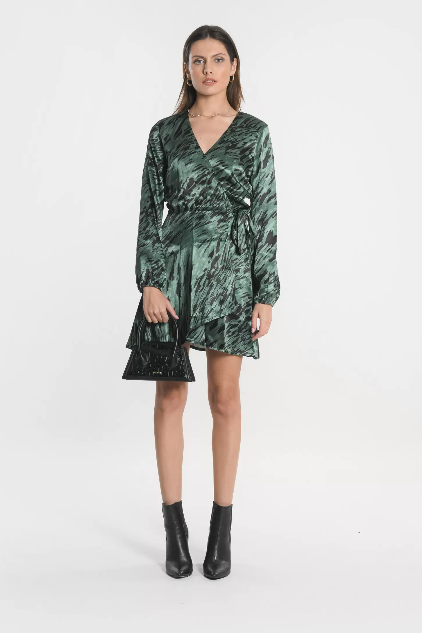 ROBE COURTE NESA NOIR/VERT offre à 129€ sur Kookai