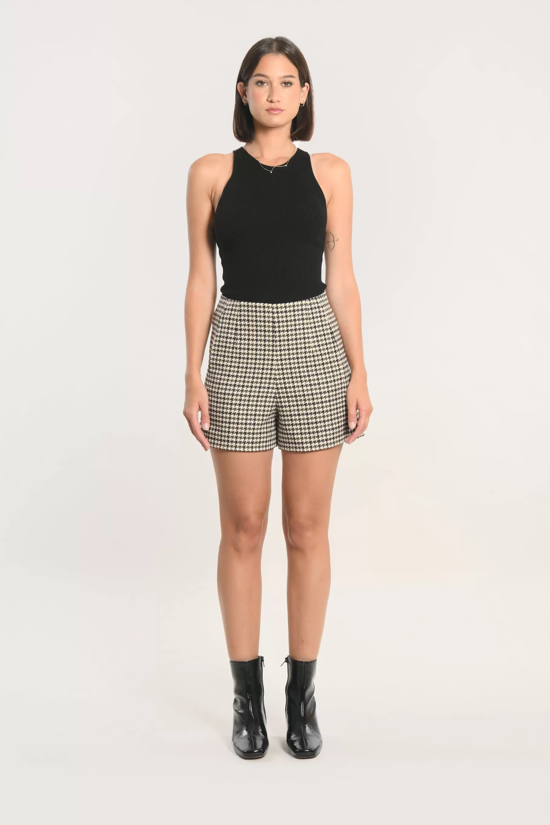 SHORT MARVIN PIED DE POULE KAKI offre à 89€ sur Kookai