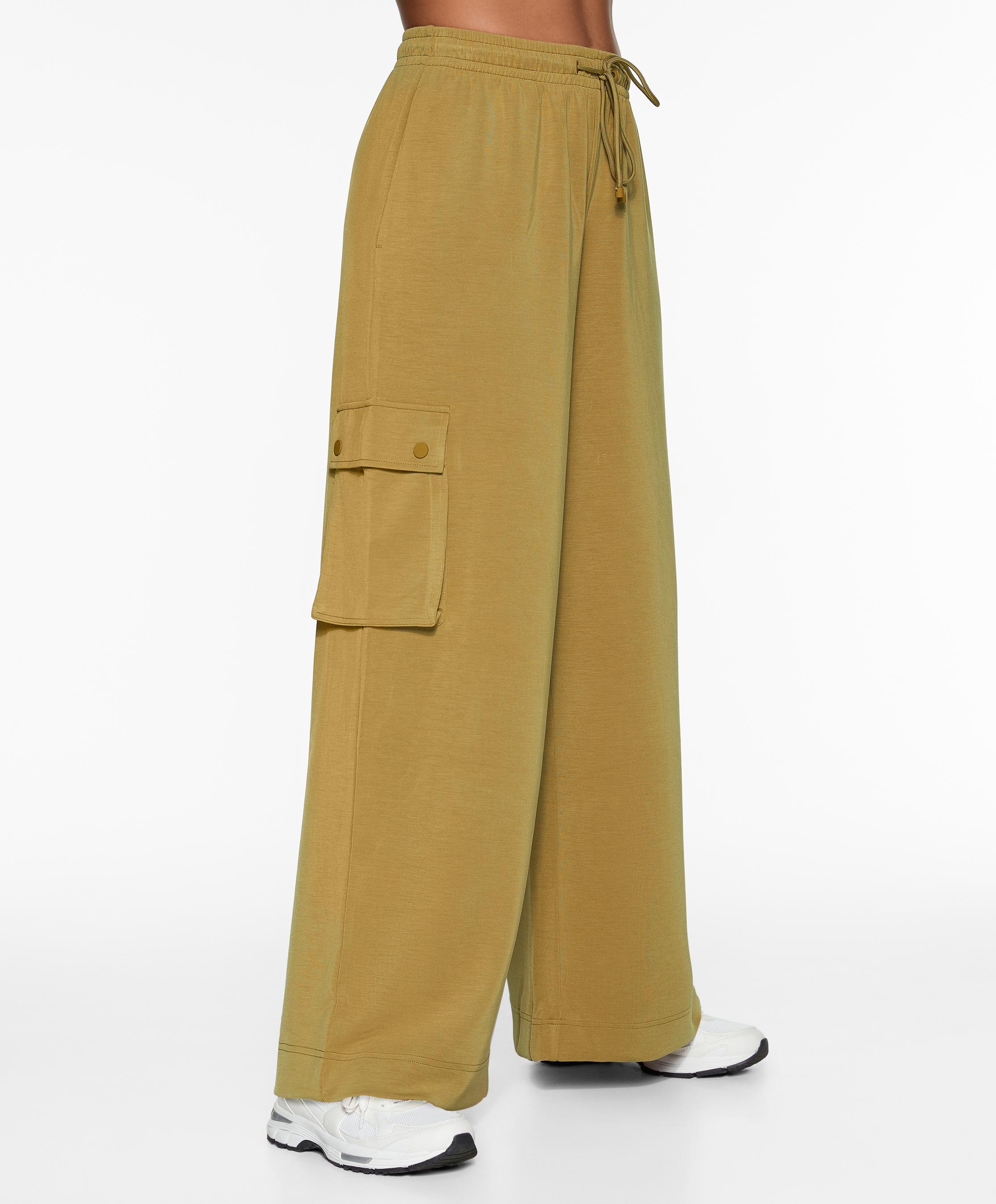 Pantalon droit wide leg à poches contenant du modal offre à 49,99€ sur Oysho